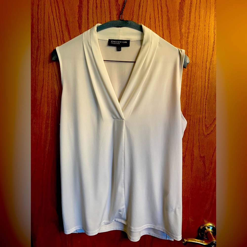 Jones New York woman's sleeveless blouse
